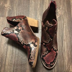 Blondo Neda Women's Red Multi Snake Boots 9.5M (READ) NWOB